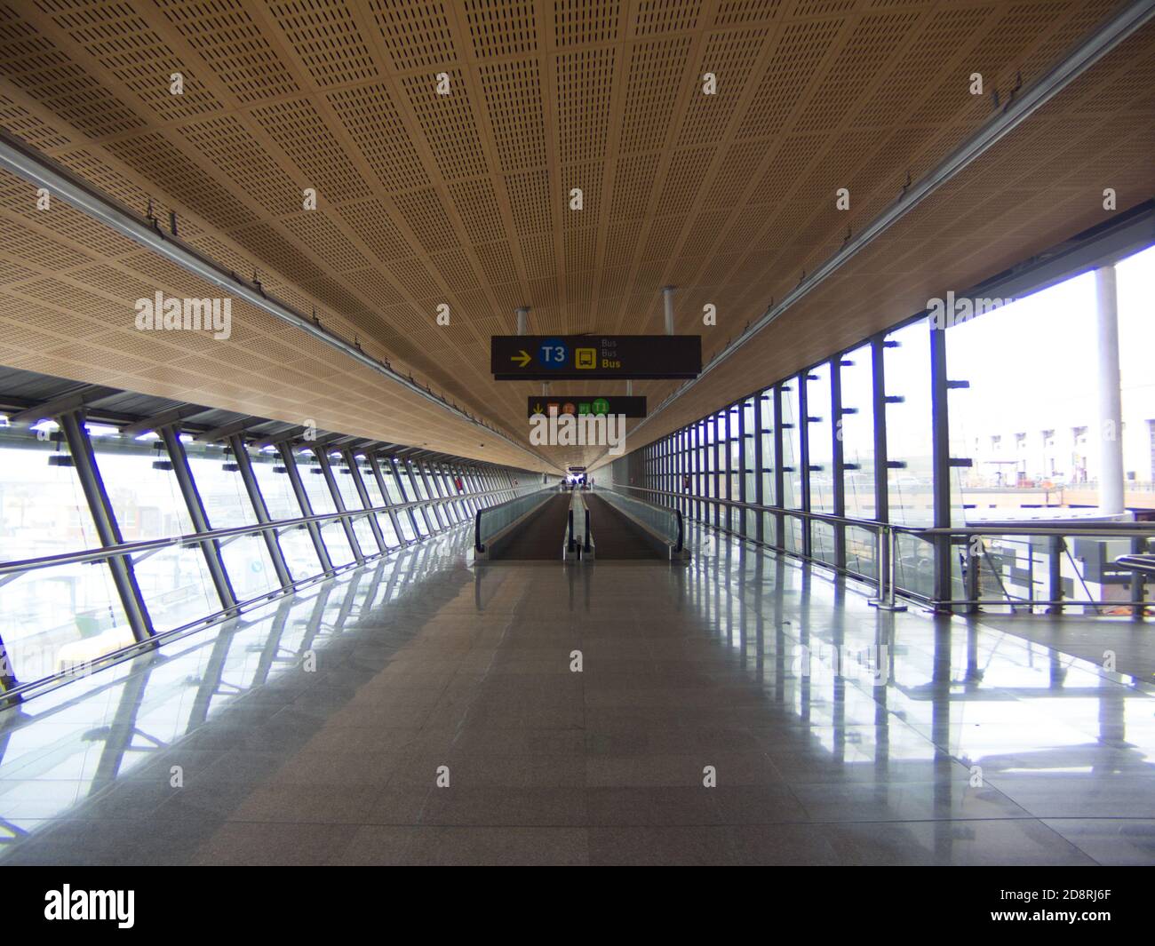 Korridor am Flughafen Málaga, Andalusien, Spanien. Stockfoto