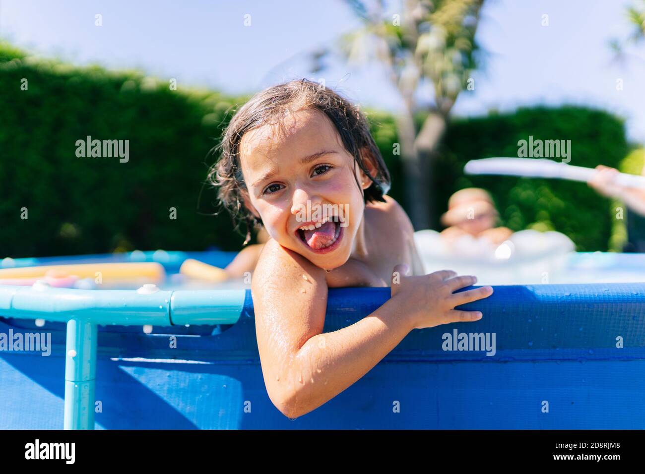 Ein Mädchen genießt im Pool Stockfoto
