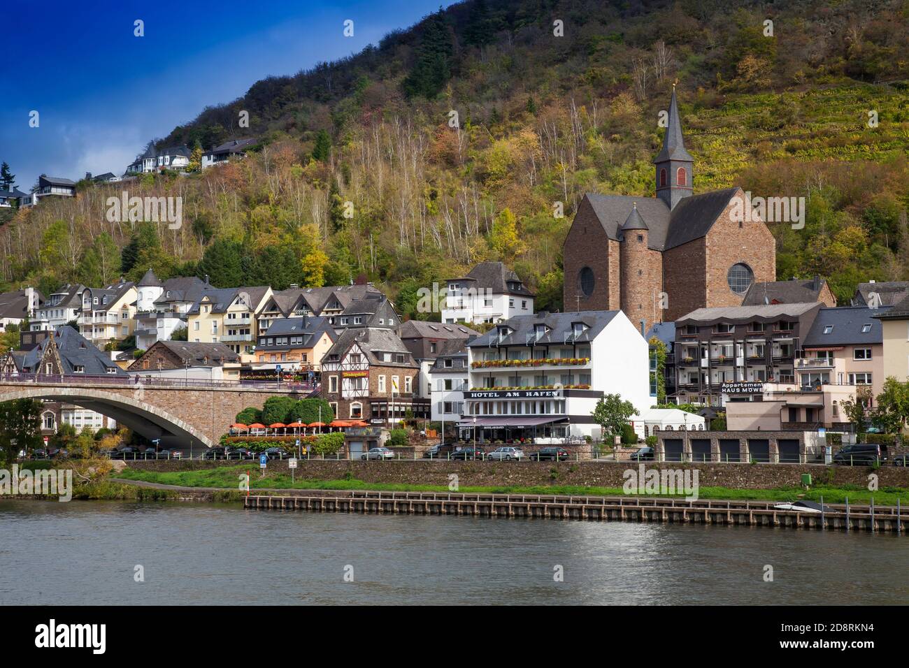 Skagerak-Brücke mit St. Remaklus Kirche in Cochem, Mosel, Rheinland-Pfalz, Deutschland, Europa Stockfoto