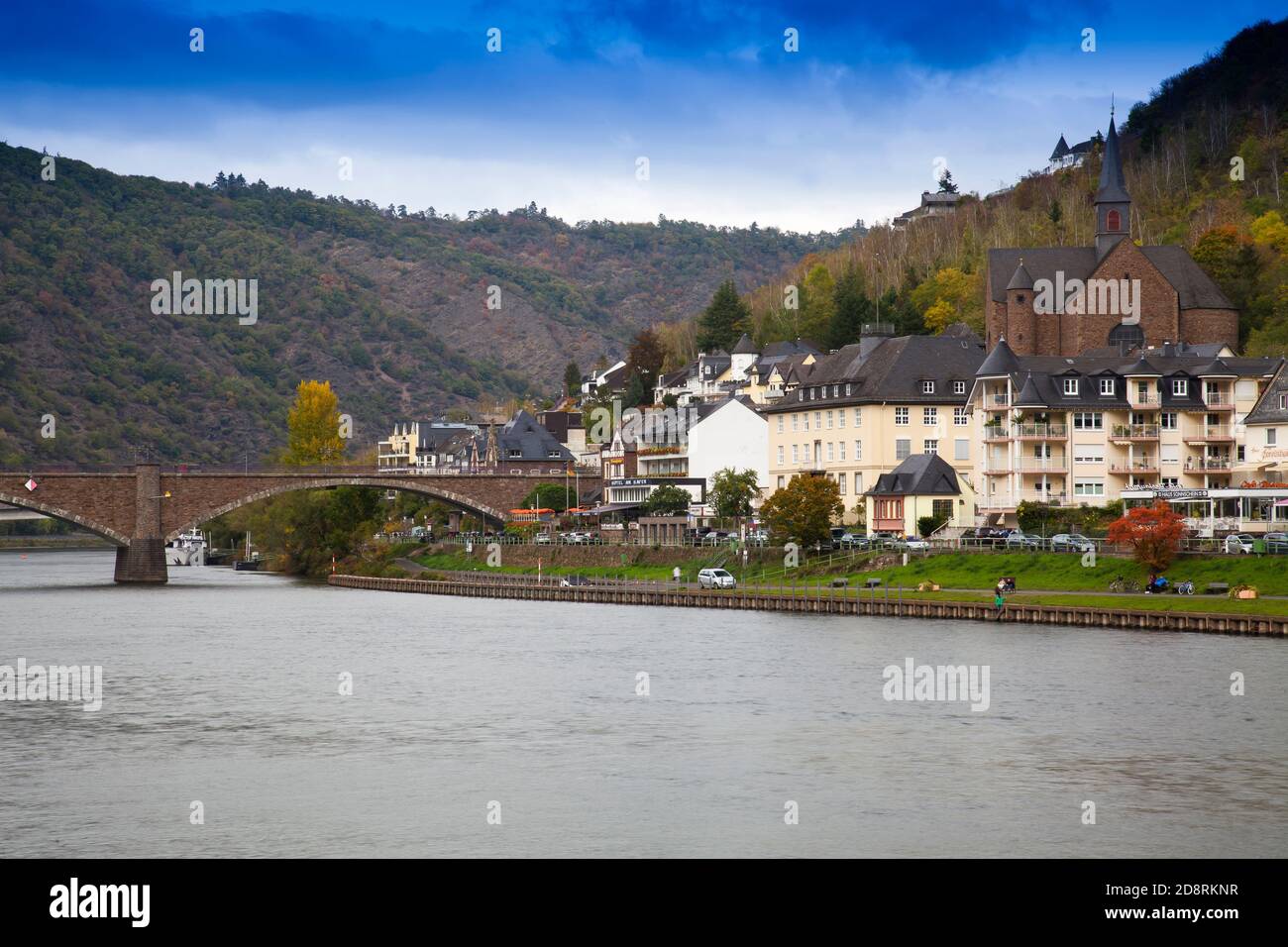 Skagerak-Brücke mit St. Remaklus Kirche in Cochem, Mosel, Rheinland-Pfalz, Deutschland, Europa Stockfoto