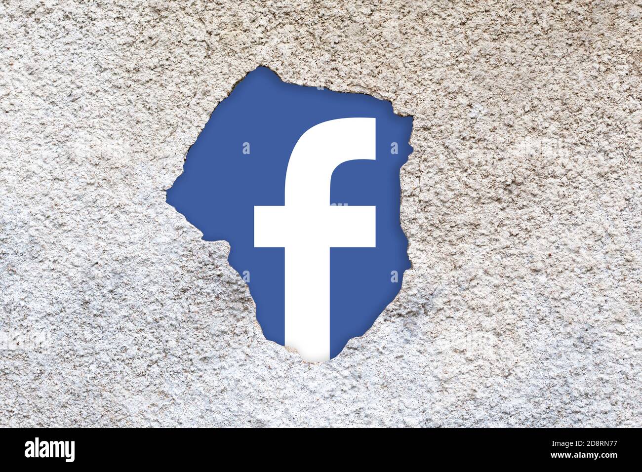 Facebook-Firmenlogo hinter einem Wandriss versteckt, Datenschutz, Social-Media-Themen, Datenschutz Stockfoto
