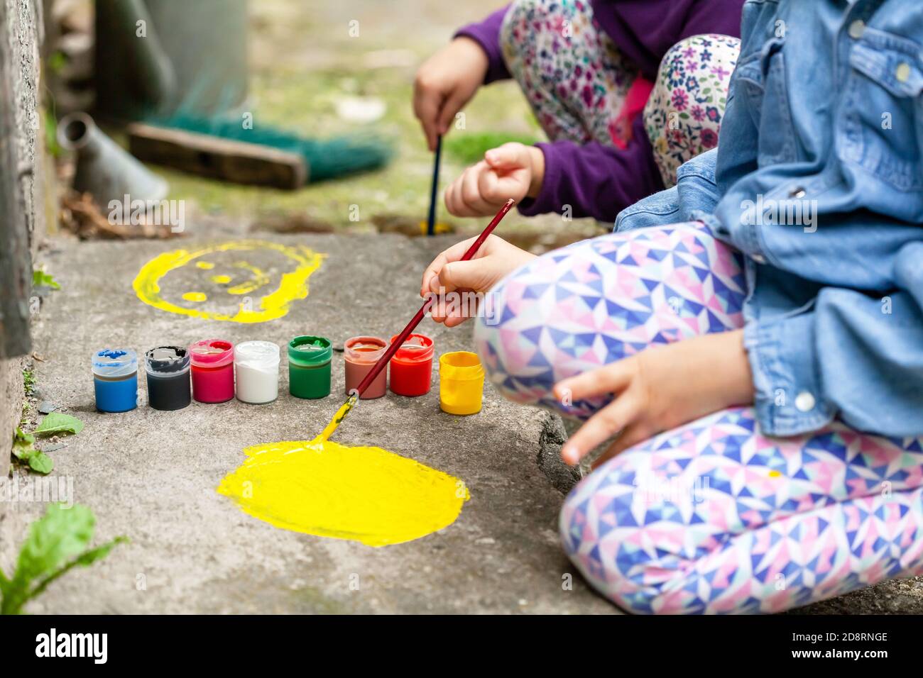 Zwei Kinder Malen Kunst Stockfotos Und Bilder Kaufen Alamy