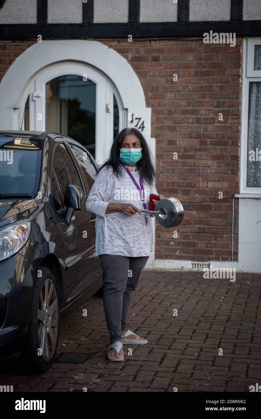 Leute klatschen für den NHS, Schlüsselarbeiter und Betreuer während der Sperre an einem donnerstagabend um 8pm Uhr. Stockfoto