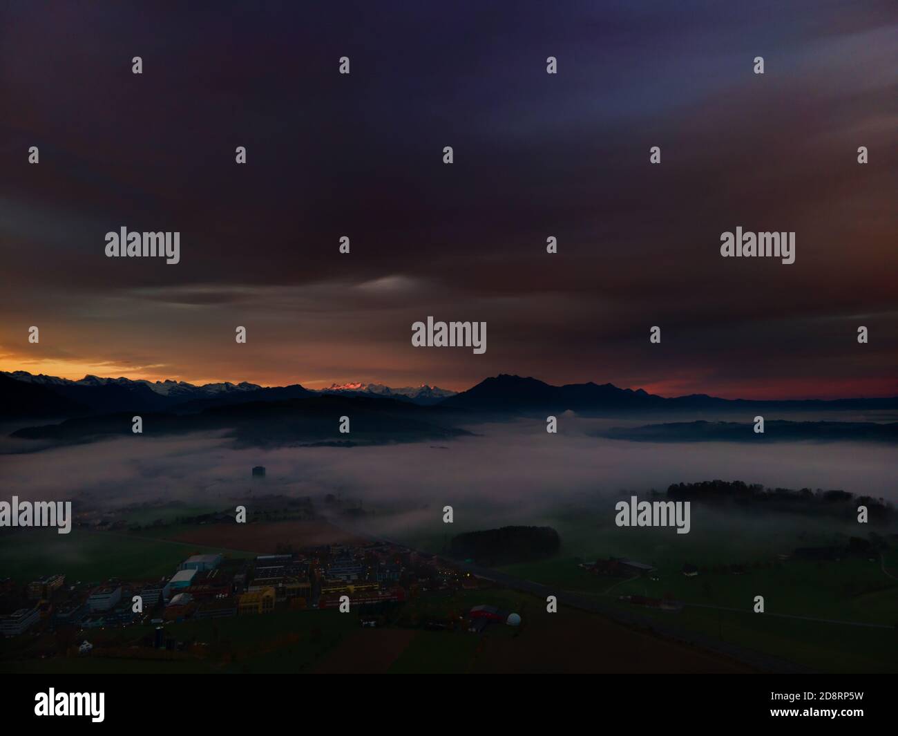 Panorama neblige Landschaft mit Bergen am Morgen Stockfoto