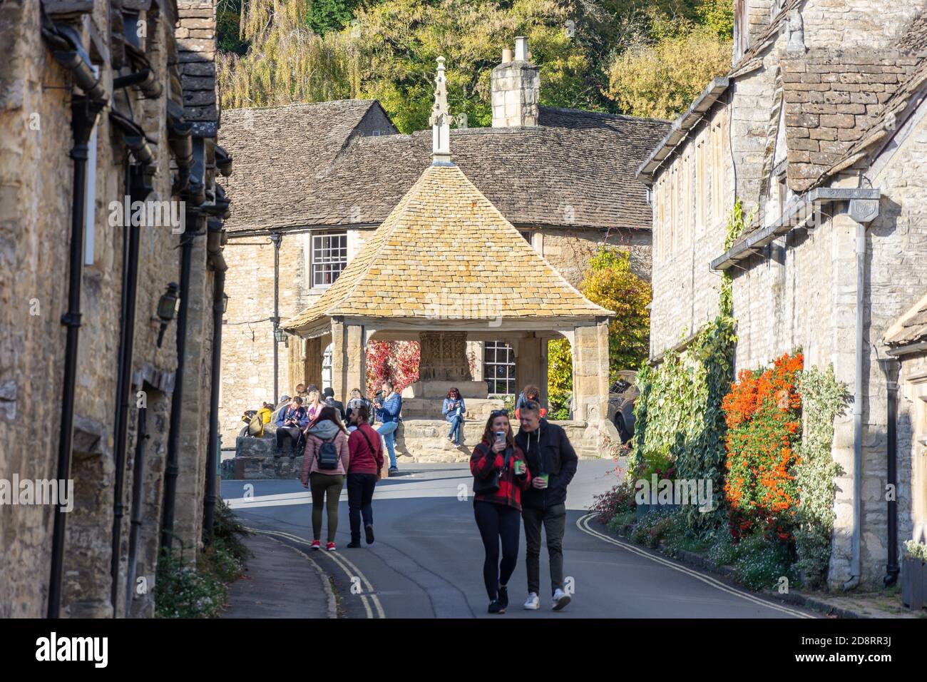 Market Square von der St, Castle Combe, Wiltshire, England, Großbritannien Stockfoto