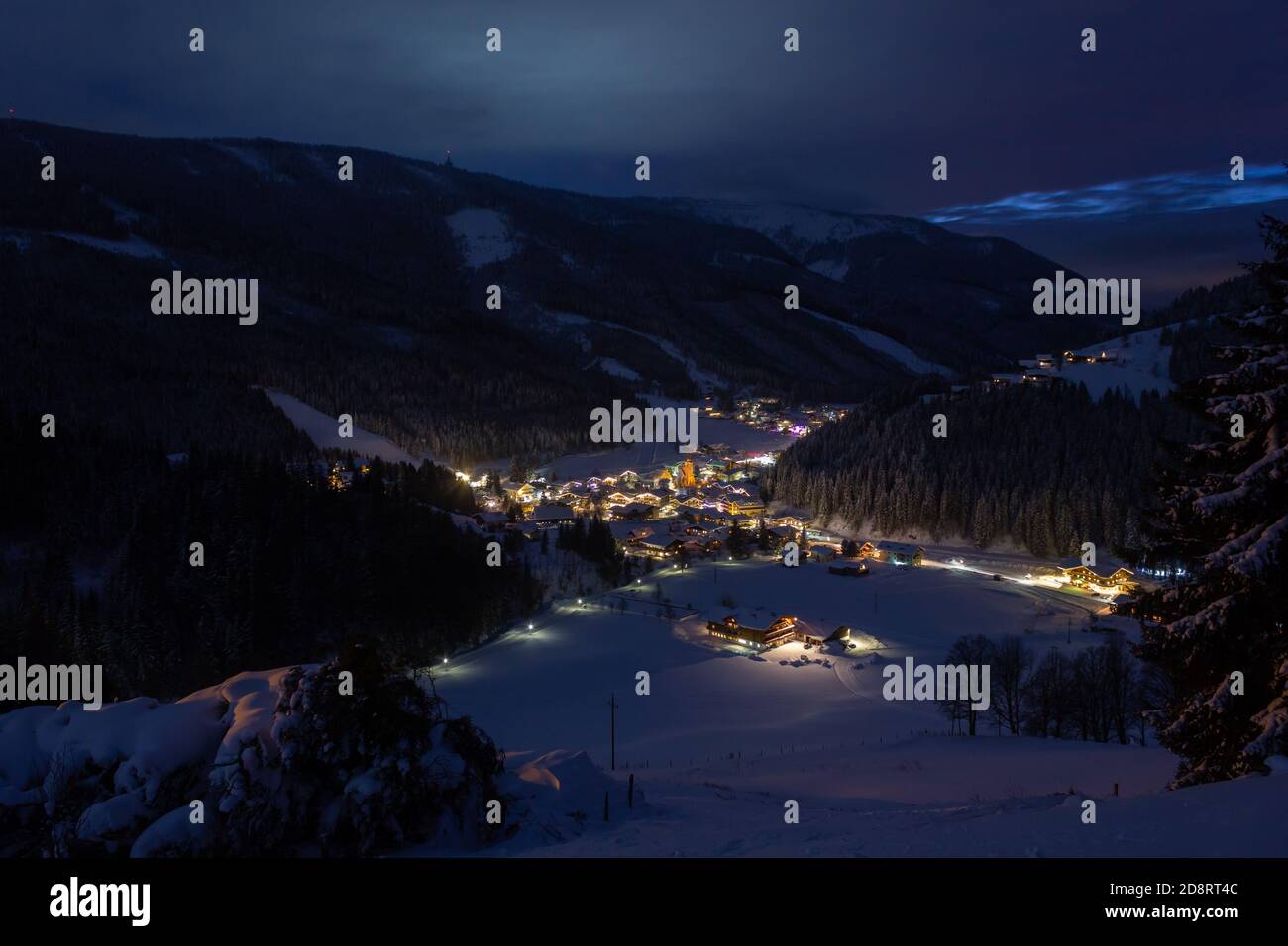 Schöne österreichische Stadt im Alpental beleuchtet bei Nacht (Filzmoos, Salzburger Land) Stockfoto