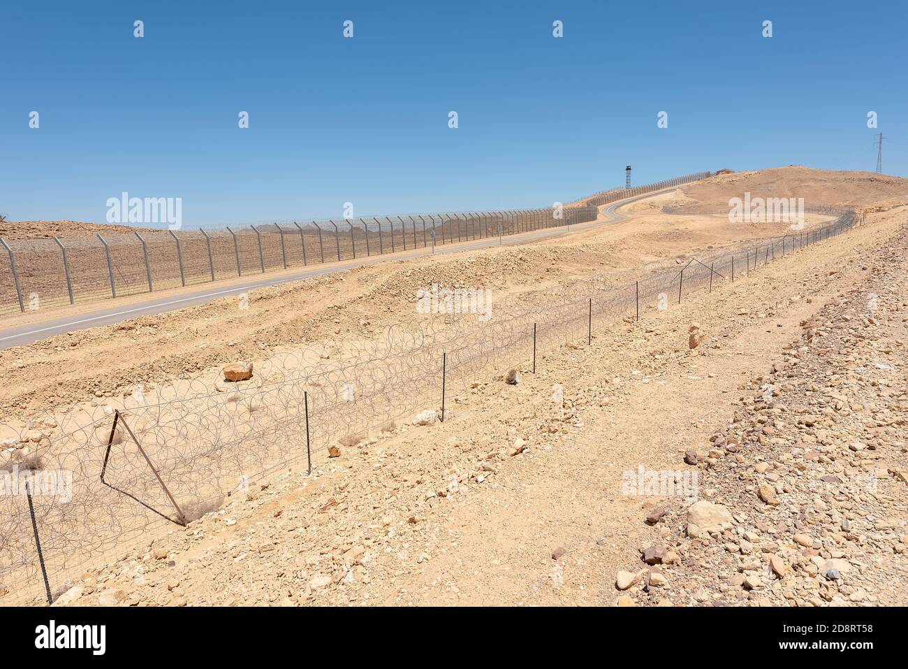 Die israelische Grenze zu Ägypten in der Negev-Wüste. Stockfoto