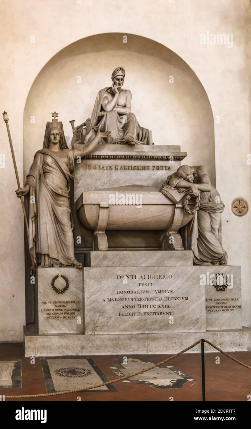 Das Kenotaph von Dante Alighieri, dem berühmten italienischen Dichter, in der Basilika Santa Croce in Florenz, Italien. Die Vorderseite des leeren Grabes liest... Stockfoto