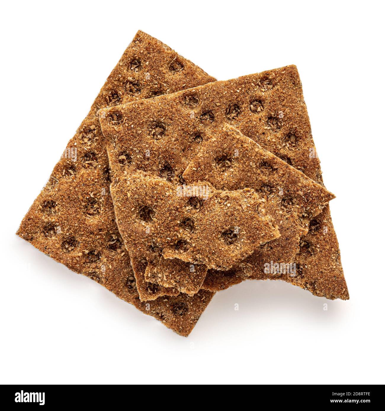 Roggen knusprige Cracker auf weißem Hintergrund isoliert. Zerkleinerte, trockene Vollkornkrackstücke oder flaches Brot. Draufsicht Stockfoto