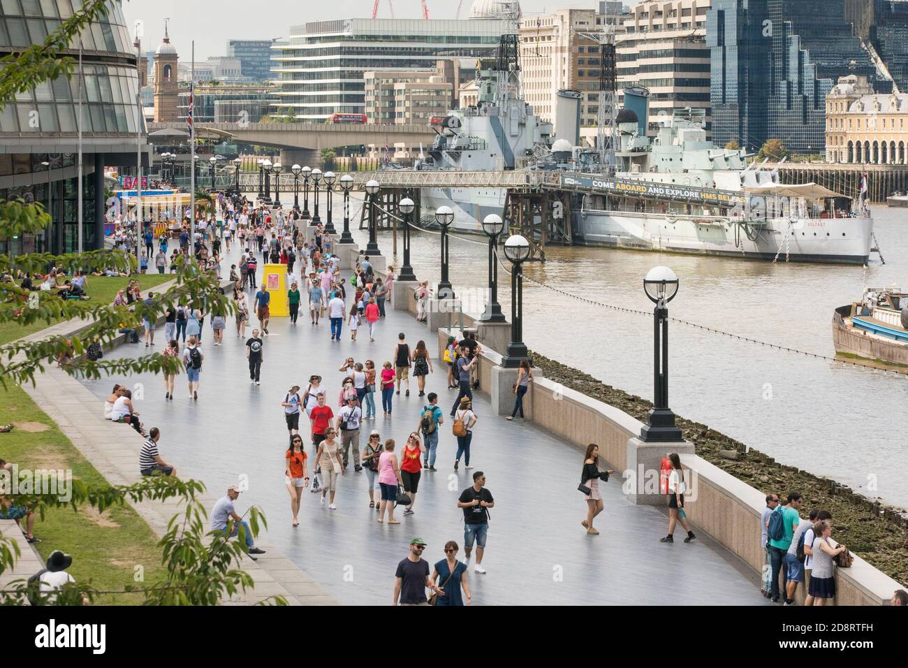 London Bridge, Potters Fields Park, die Themse und HMS Belfast Stockfoto