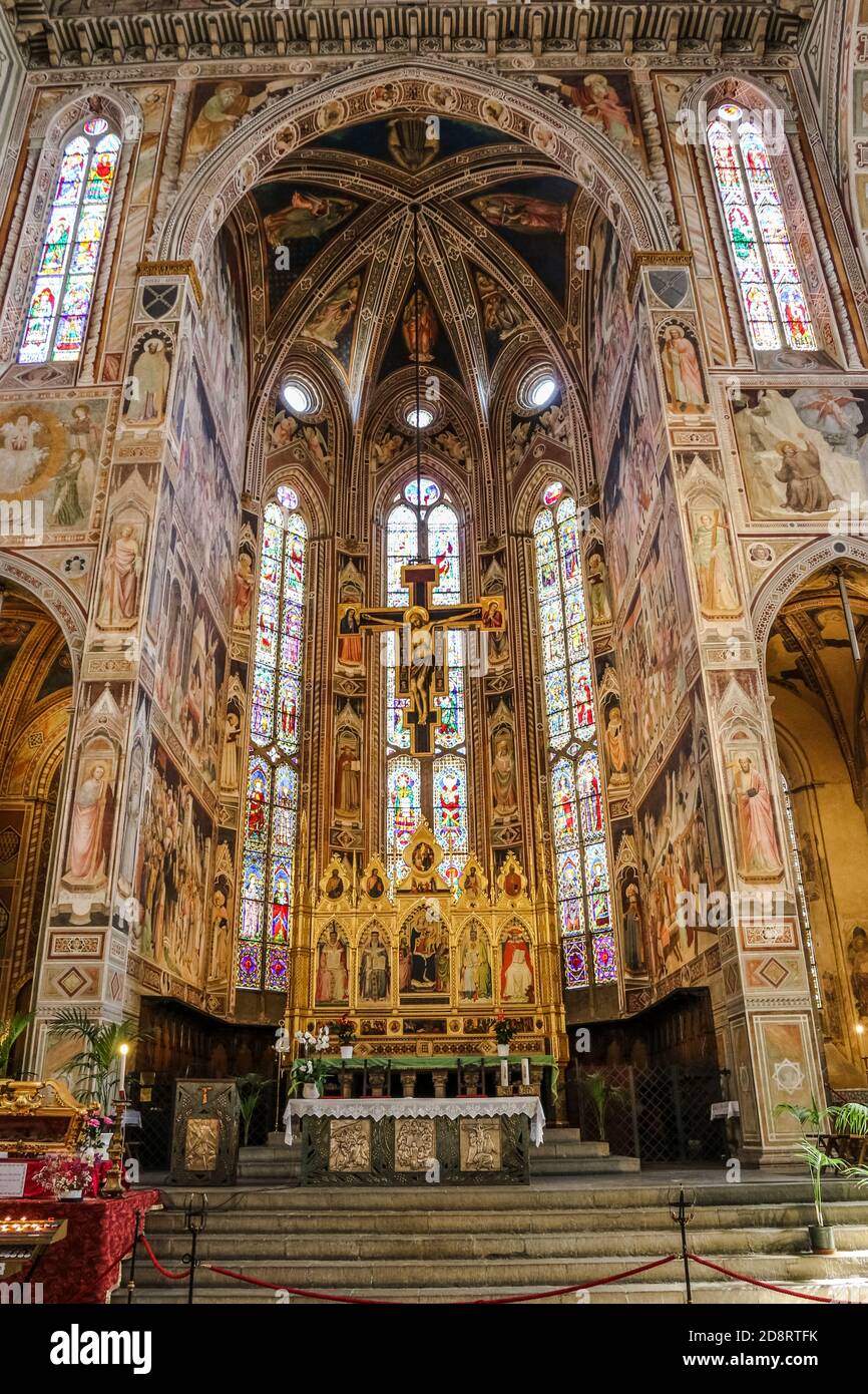 Toller Blick auf die beeindruckende Hauptkapelle mit dem Kruzifix, das über dem Hochaltar in der Basilika Santa Croce in Florenz, Toskana, Italien hängt. Stockfoto