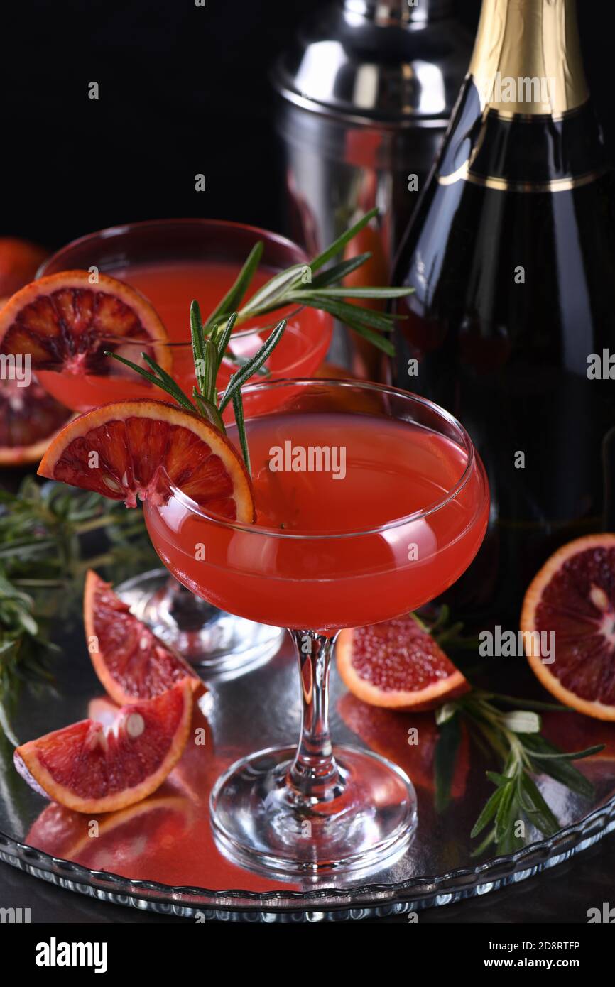 Blutiger Orangensaft-Champagner-Cocktail. Ein köstliches, stilvolles Getränk, das jeder auf Ihrer Party lieben wird Stockfoto