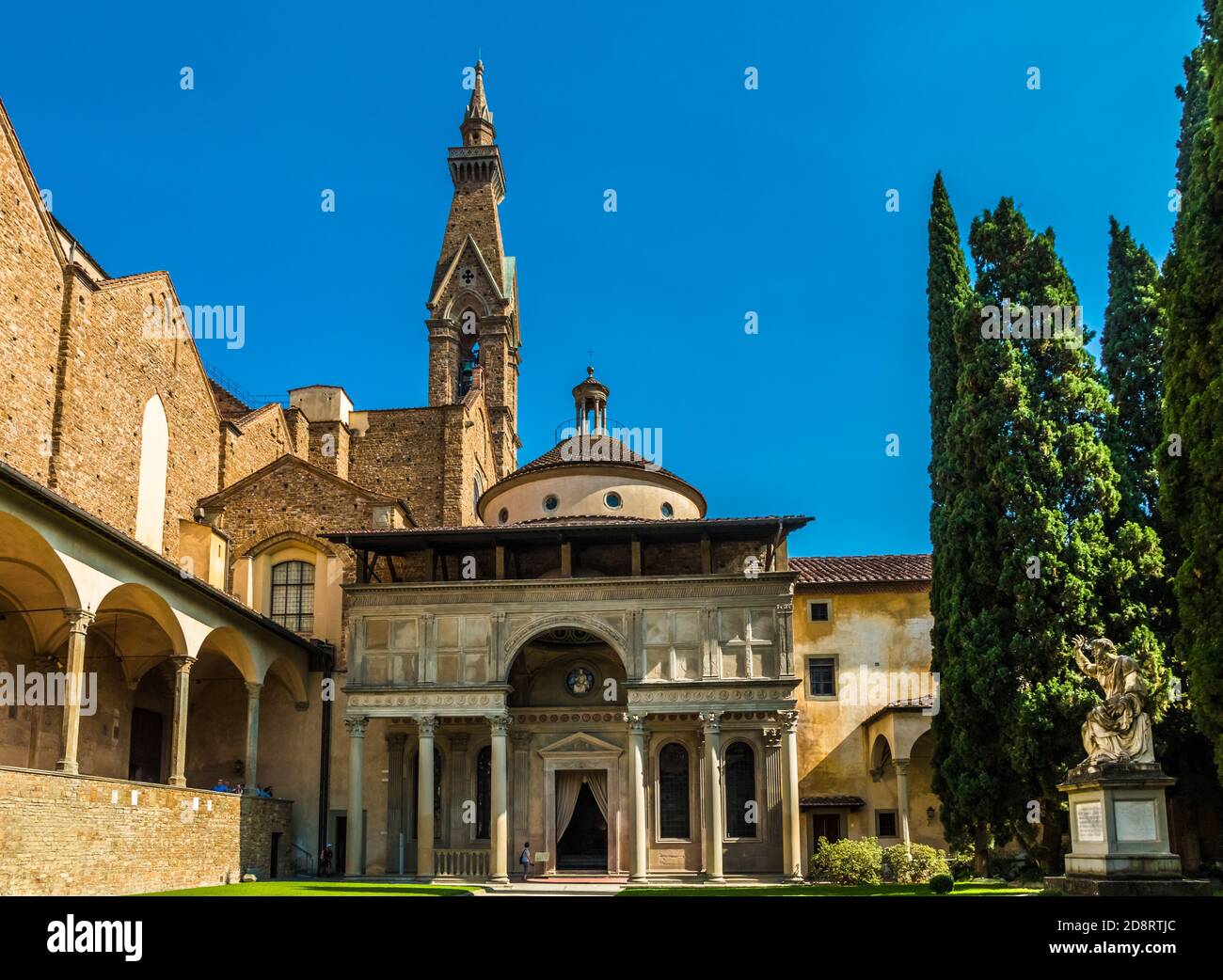 Wunderschöne Nahaufnahme der Pazzi-Kapelle im Kreuzgang der Basilica di Santa Croce in Florenz, Italien. Es hat ein gewölbtes Portal mit einem... Stockfoto