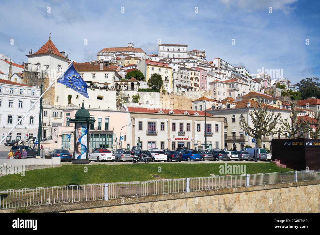 Coimbra Stadtansicht mit EU-Flagge der Europäischen Union, in Portugal Stockfoto