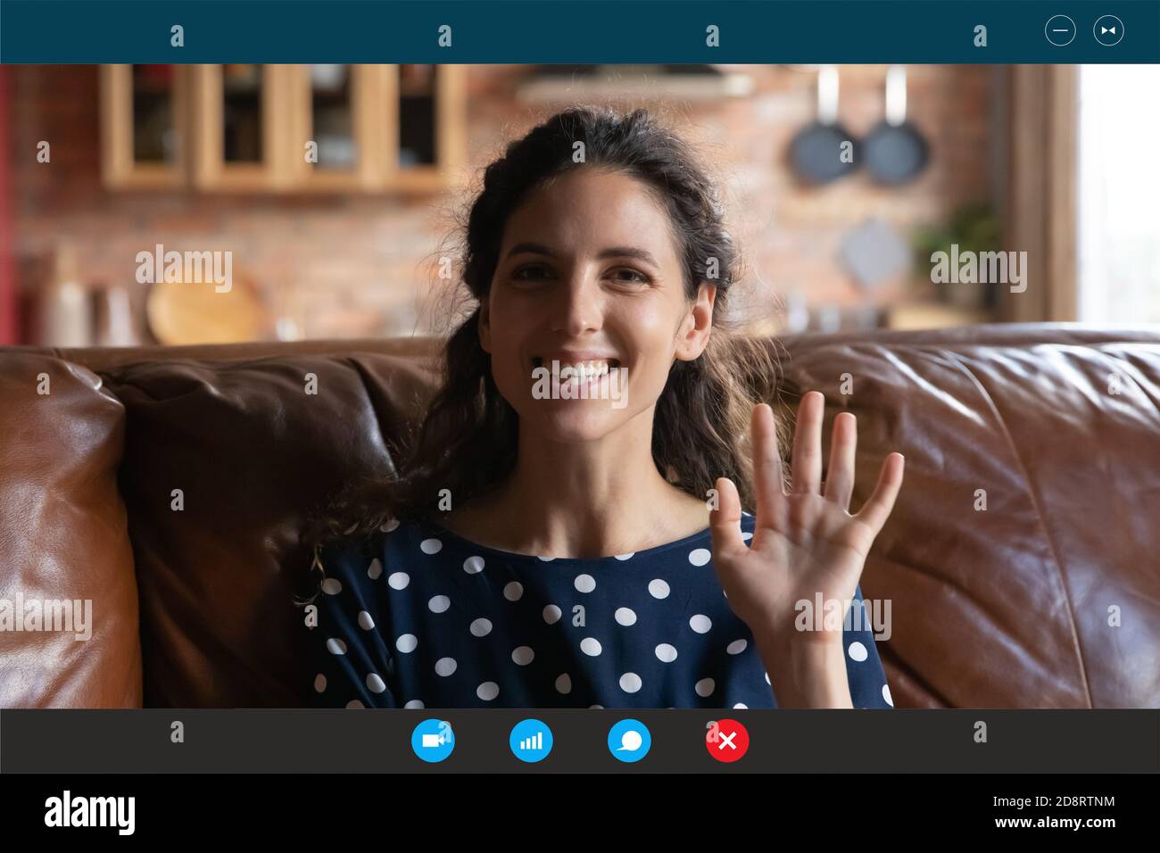 Kopfaufnahme Bildschirmansicht lächelnde junge Frau winkende Hand Stockfoto