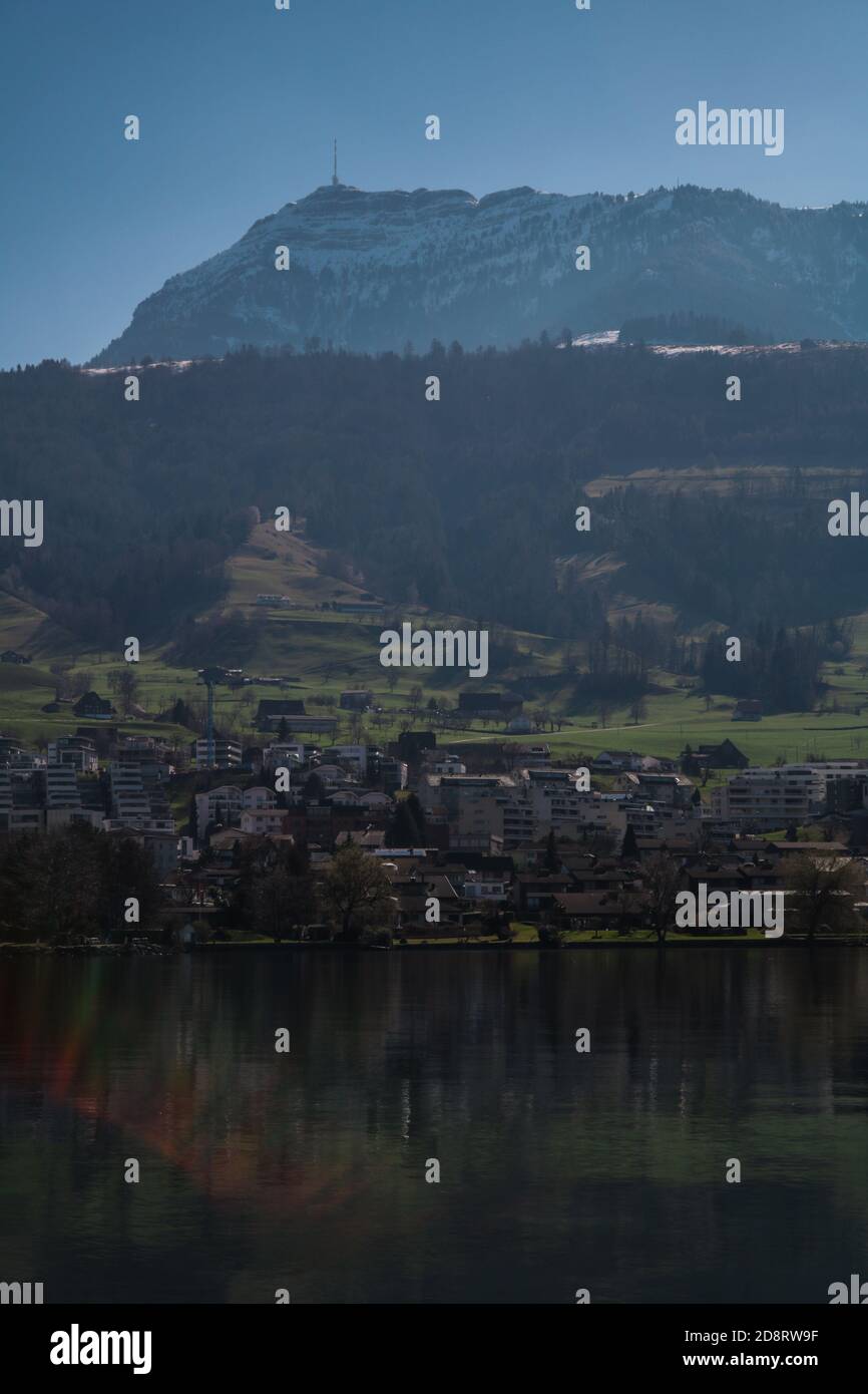 Ein kleines Dorf an einem See aus der Schweiz Stockfoto
