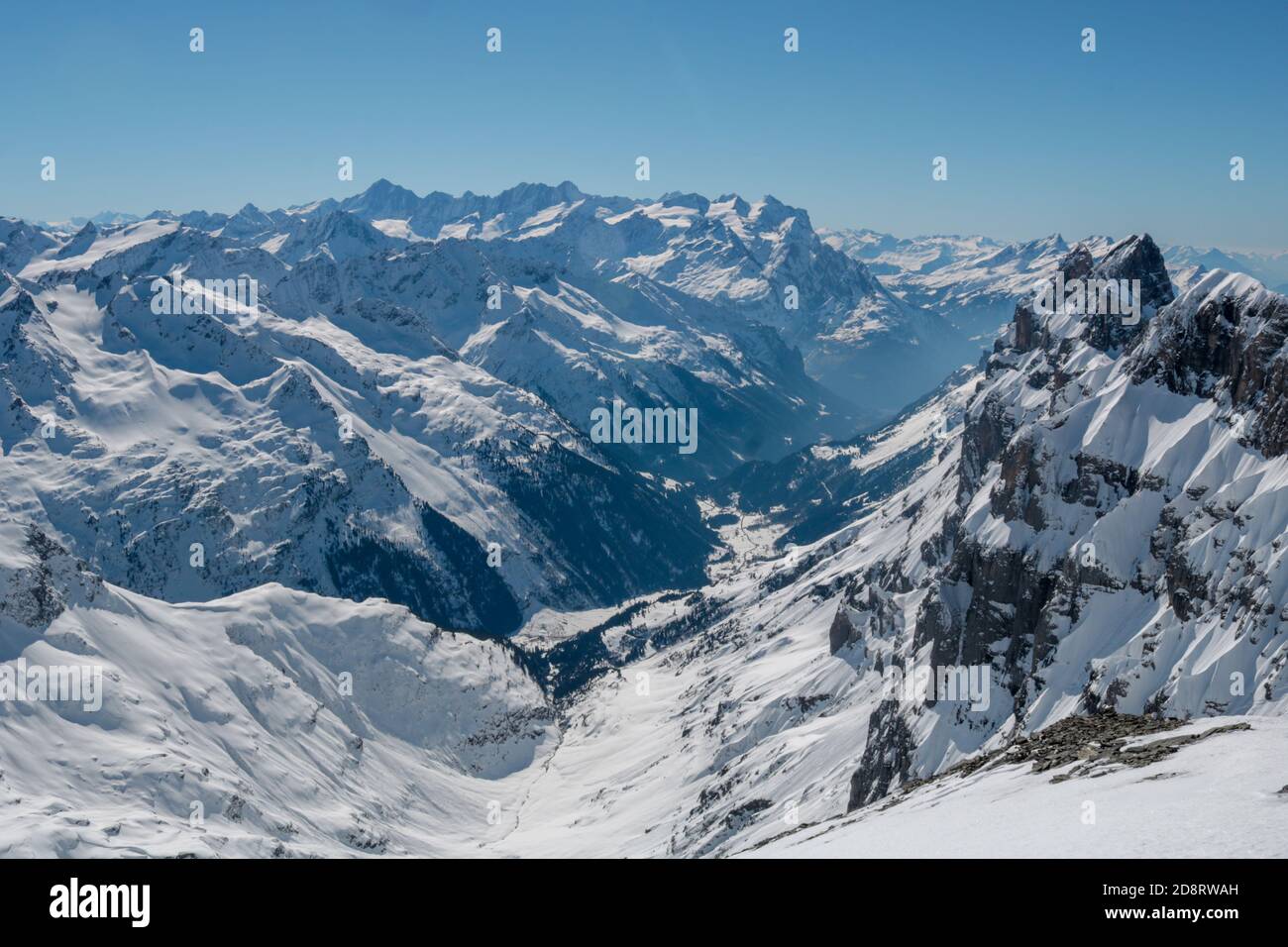 Blick auf die verschneiten Schweizer Alpen Stockfoto