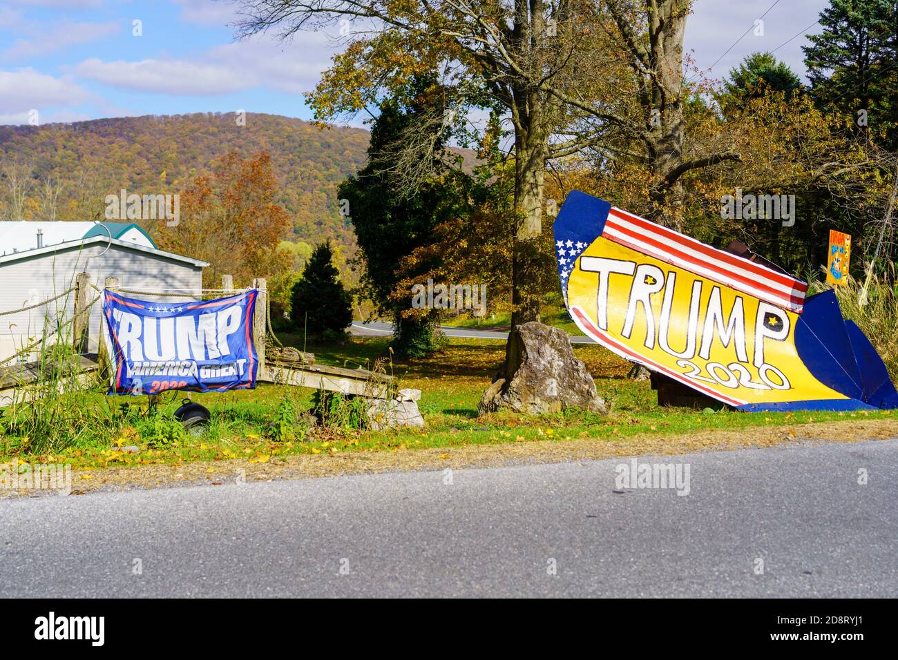 Hamburg, PA, USA - 31. Oktober 2020: Bereit für einen Wahlblizzard in Pennsylvania wurde ein Schneepflug gemalt und zur Unterstützung von Präsident Donald Trump ausgestellt. Quelle: George Sheldon/Alamy Live News Stockfoto