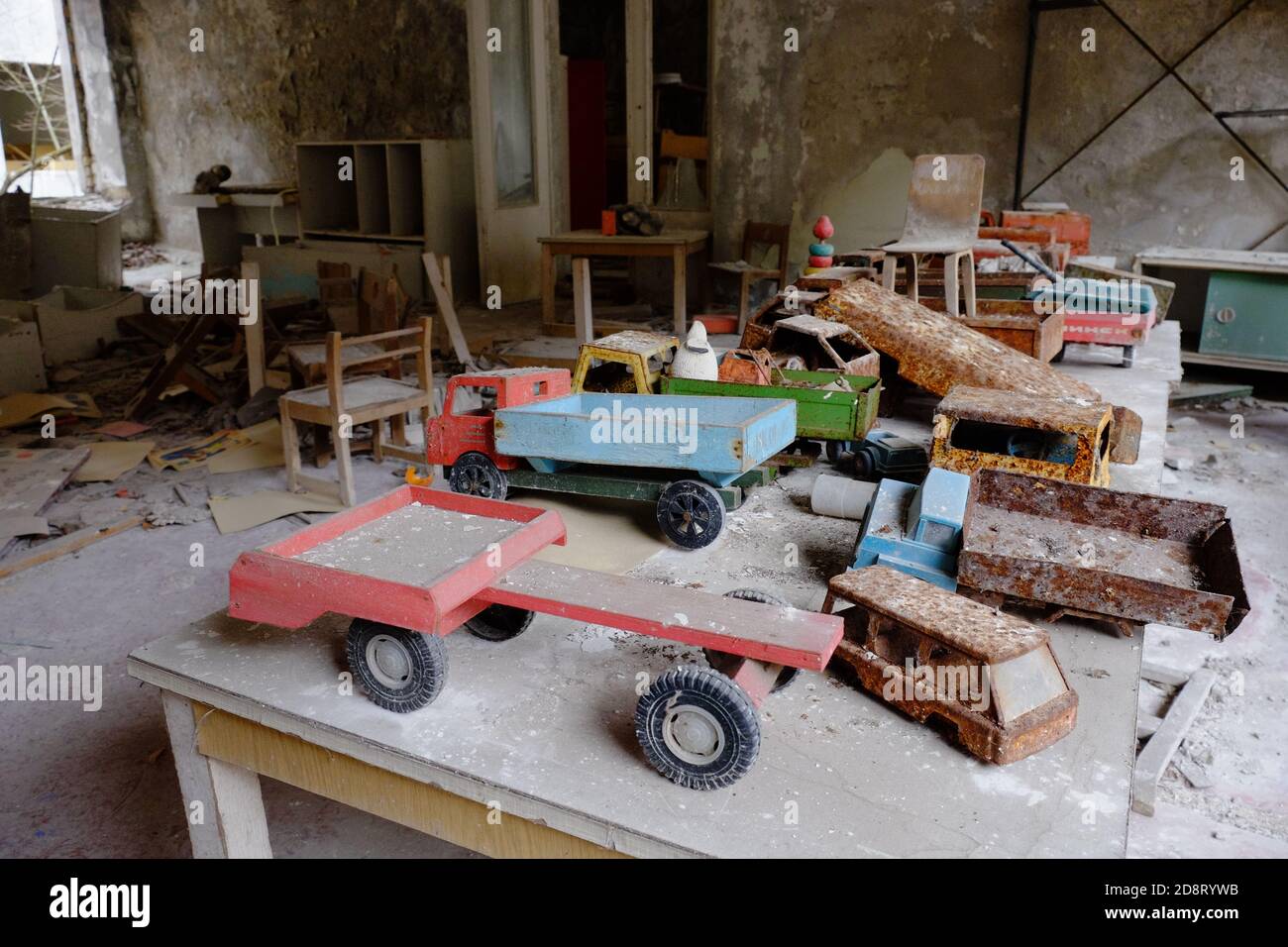 Alte zerbrochene Kinderspielzeug in einem verlassenen Kindergarten in Pripyat. Spielzeug in der radioaktiven Zone von Tschernobyl. Stockfoto