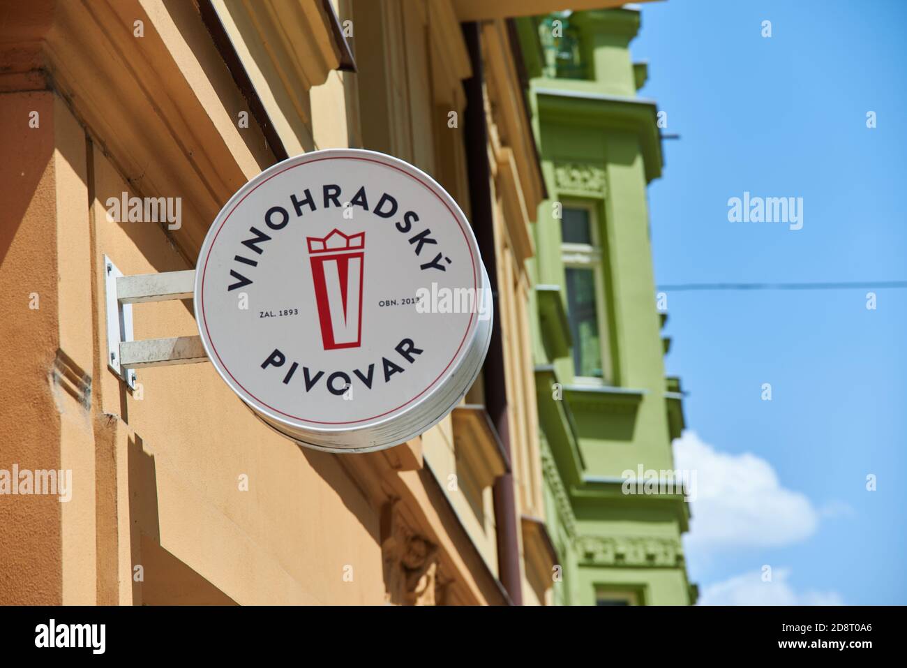 Prag, Tschechische Republik - 3. Juli 2017: Schild mit dem Logo der Vinohrady Brauerei über dem Eingang des Pubs / Restaurant in der Innenstadt von Prag auf J Stockfoto