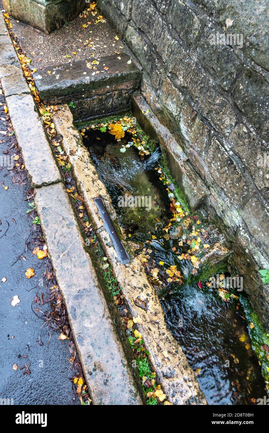 Uralte draußen traditionellen Wasserstrom und Trog Stockfoto