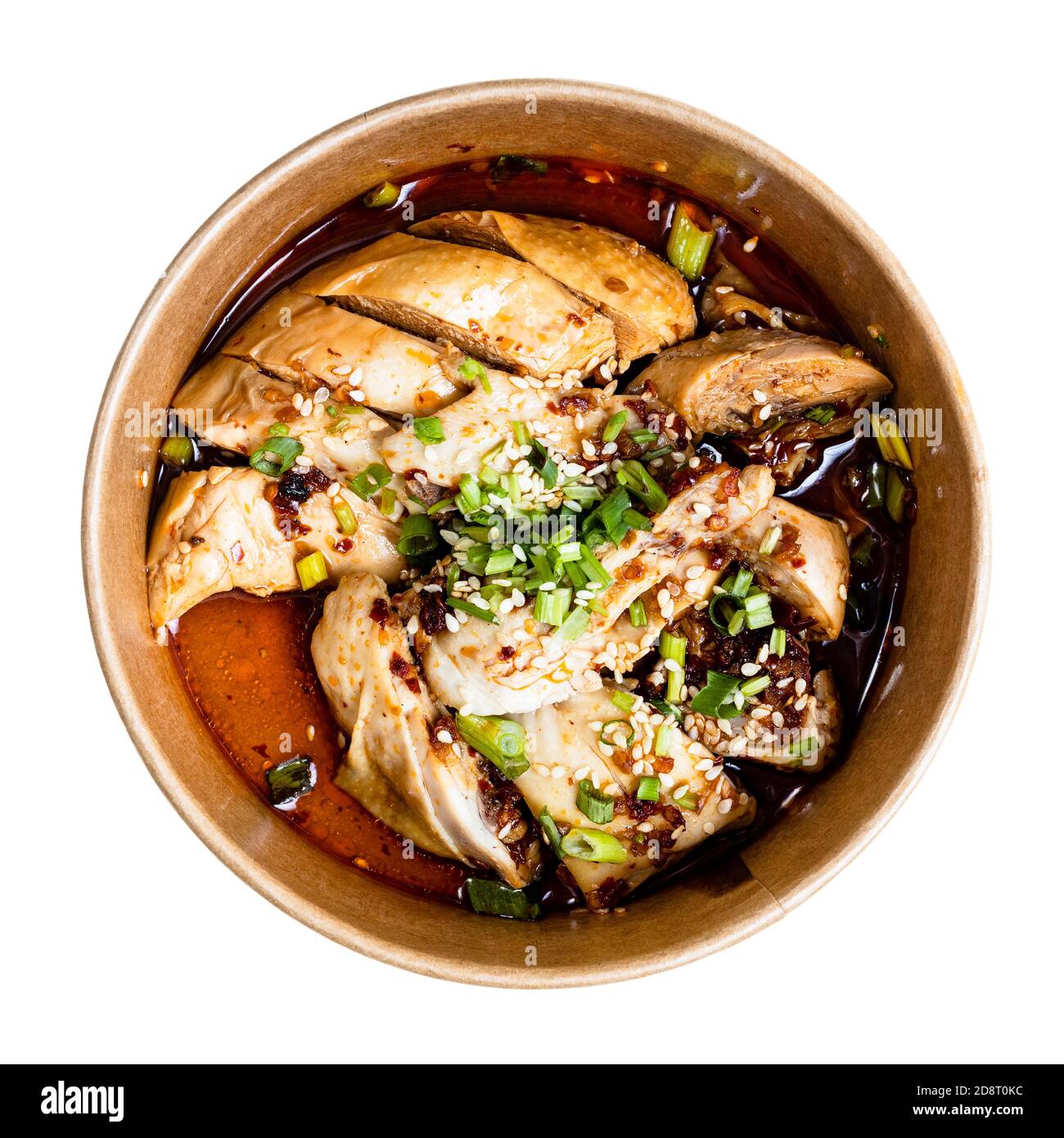 chinesische Küche - Draufsicht auf Portion Sichuan-Stil Huhn (Stücke von gekochtem Huhn mit würziger Sauce, heißem Öl und gehackten grünen Zwiebeln und Sesam) i Stockfoto