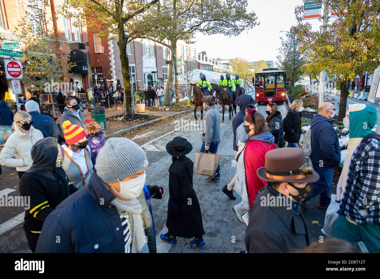 31. Oktober 2020. Salem, MA. Massen in Salem an Halloween und starke Polizeipräsenz. Beamte von Salem und Staatsführer von Massachusetts baten die Menschen um s Stockfoto