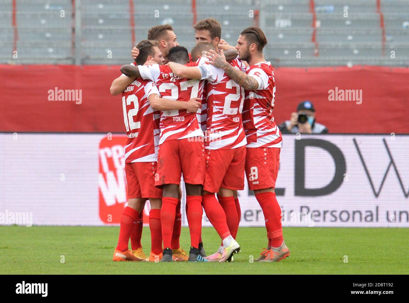 01. November 2020, Bayern, Würzburg: Fußball: 2. Bundesliga, FC Würzburger Kickers - VfL Bochum, 6. Spieltag, Flyeralarm-Arena Würzburg: Die Würzburger Spieler jubeln um das 2:2-Tor. Foto: Timm Schamberger/dpa - WICHTIGER HINWEIS: Gemäß den Vorschriften der DFL Deutsche Fußball Liga und des DFB Deutscher Fußball-Bund ist es verboten, im Stadion und/oder aus dem Spiel fotografierte Aufnahmen in Form von Sequenzbildern und/oder videoähnlichen Fotoserien zu nutzen oder auszunutzen. Stockfoto