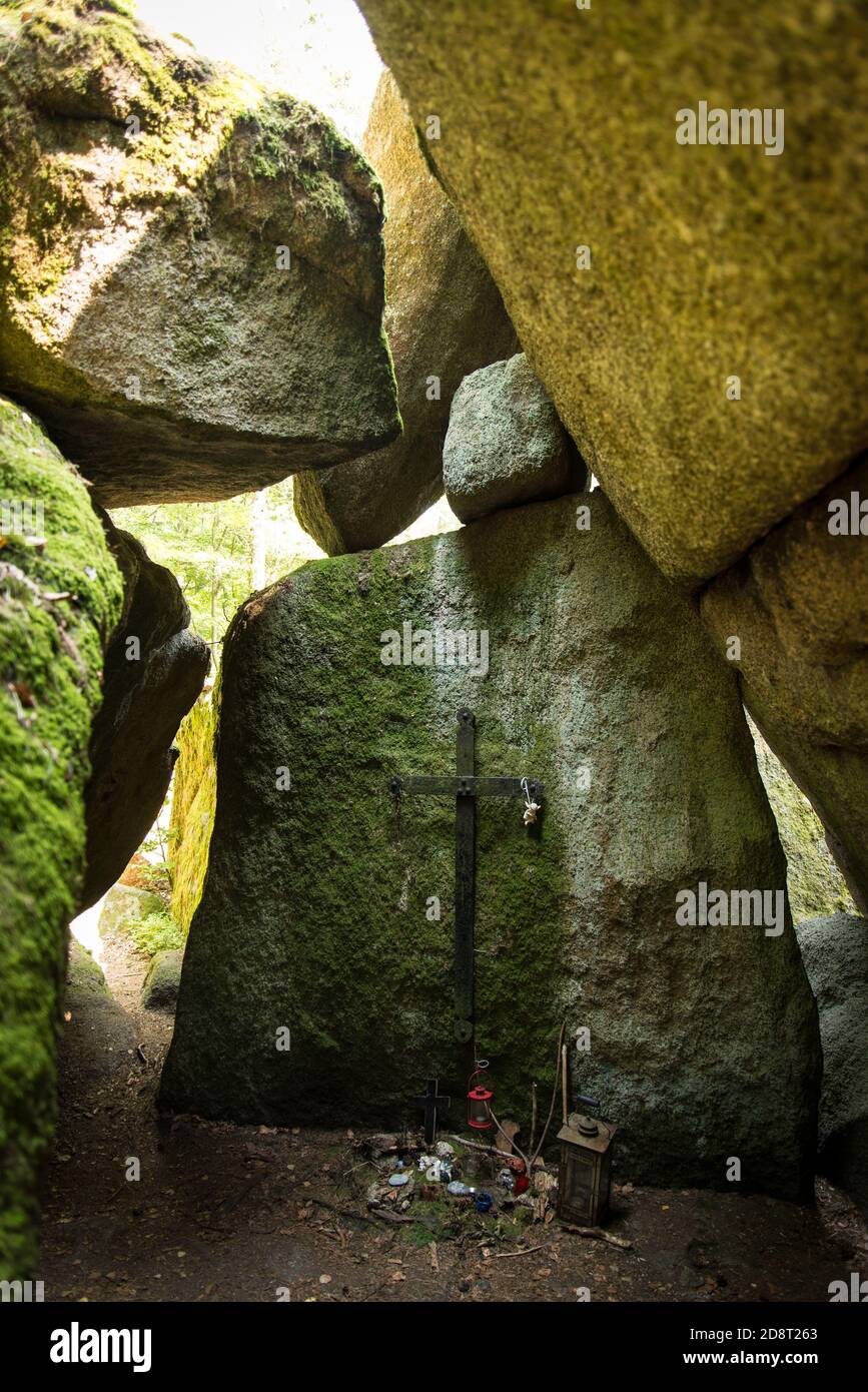 Verborgener Altar zwischen Felsen im bayerischen Waldgebiet bei Saldenburg Stockfoto