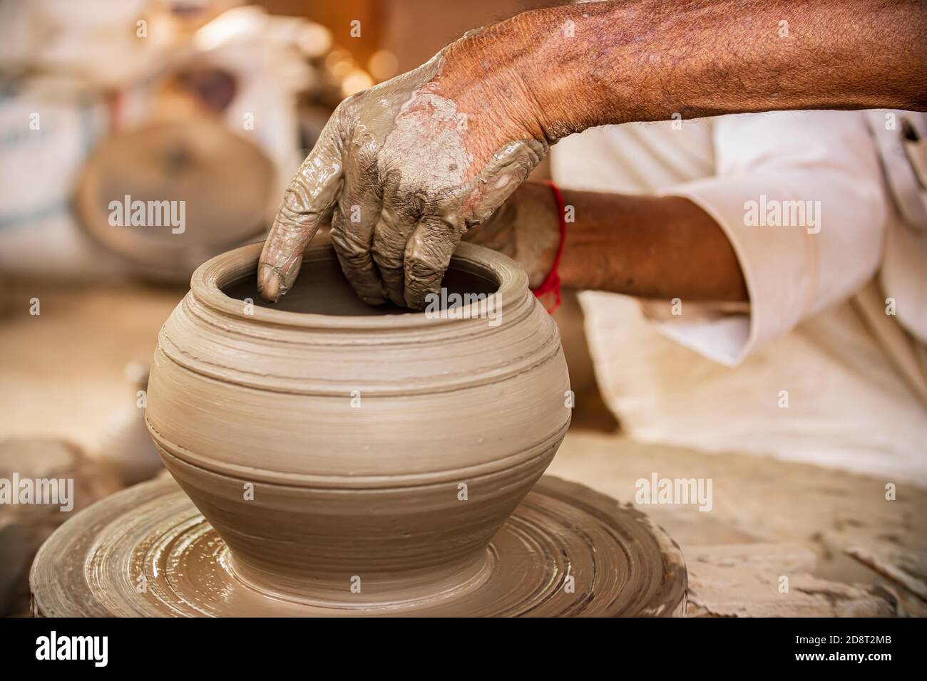 Potter am Arbeitsplatz macht Keramik Geschirr. Indien, Rajasthan. Stockfoto