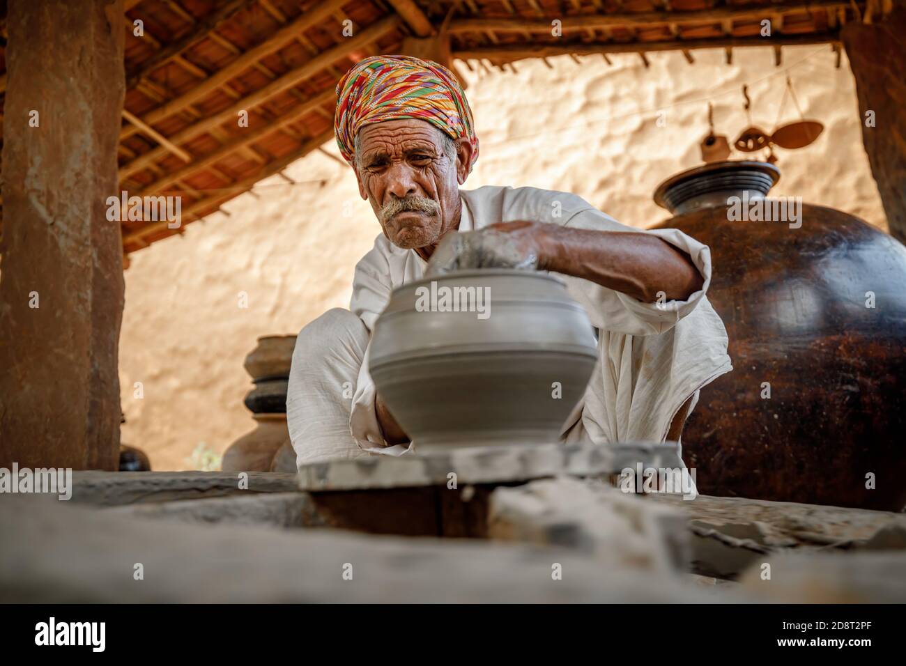 Potter am Arbeitsplatz macht Keramik Geschirr. Indien, Rajasthan. Stockfoto