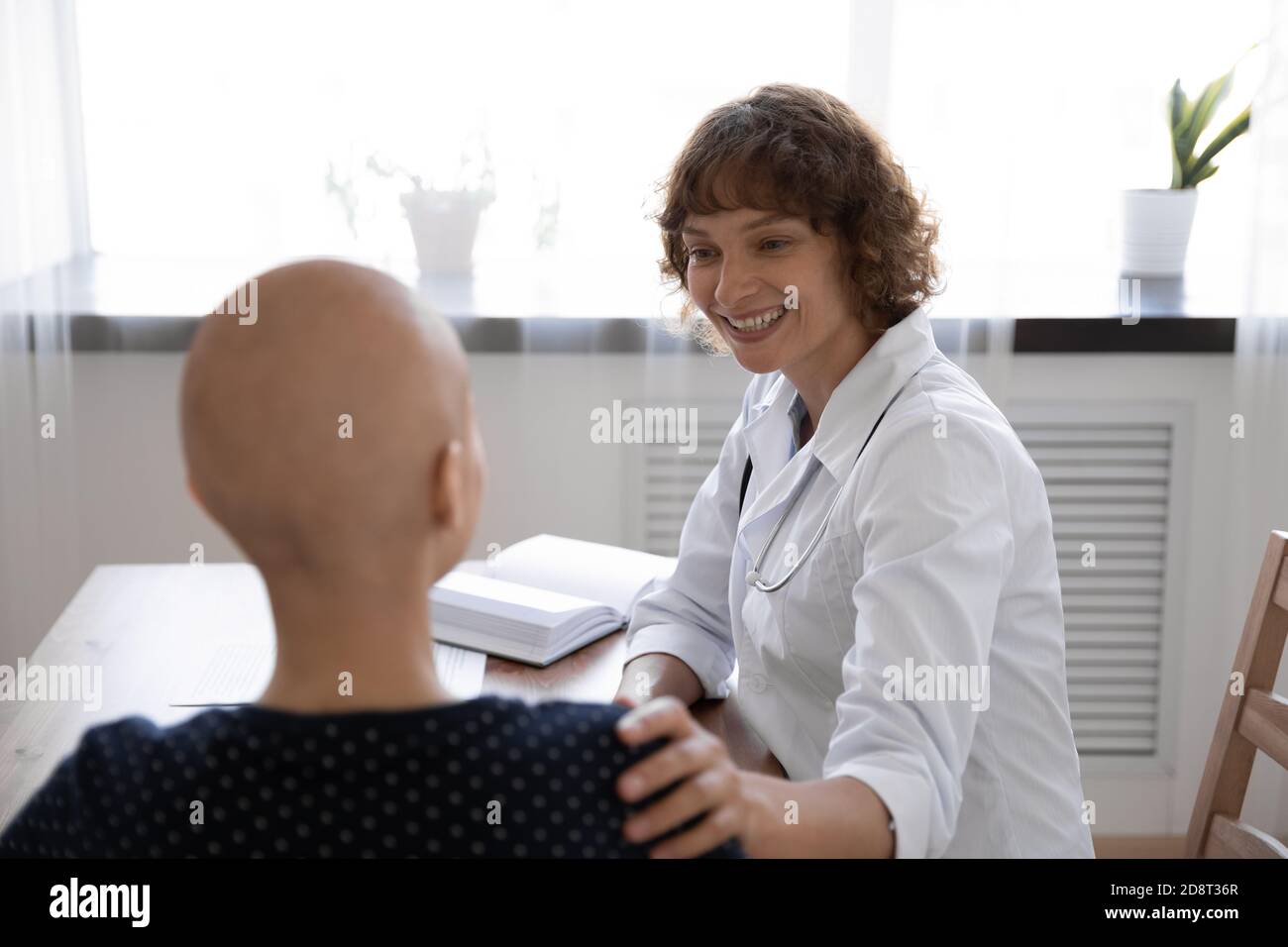 Nahaufnahme Rückansicht Arzt unterstützt haarlose Frau bei der Sitzung Stockfoto