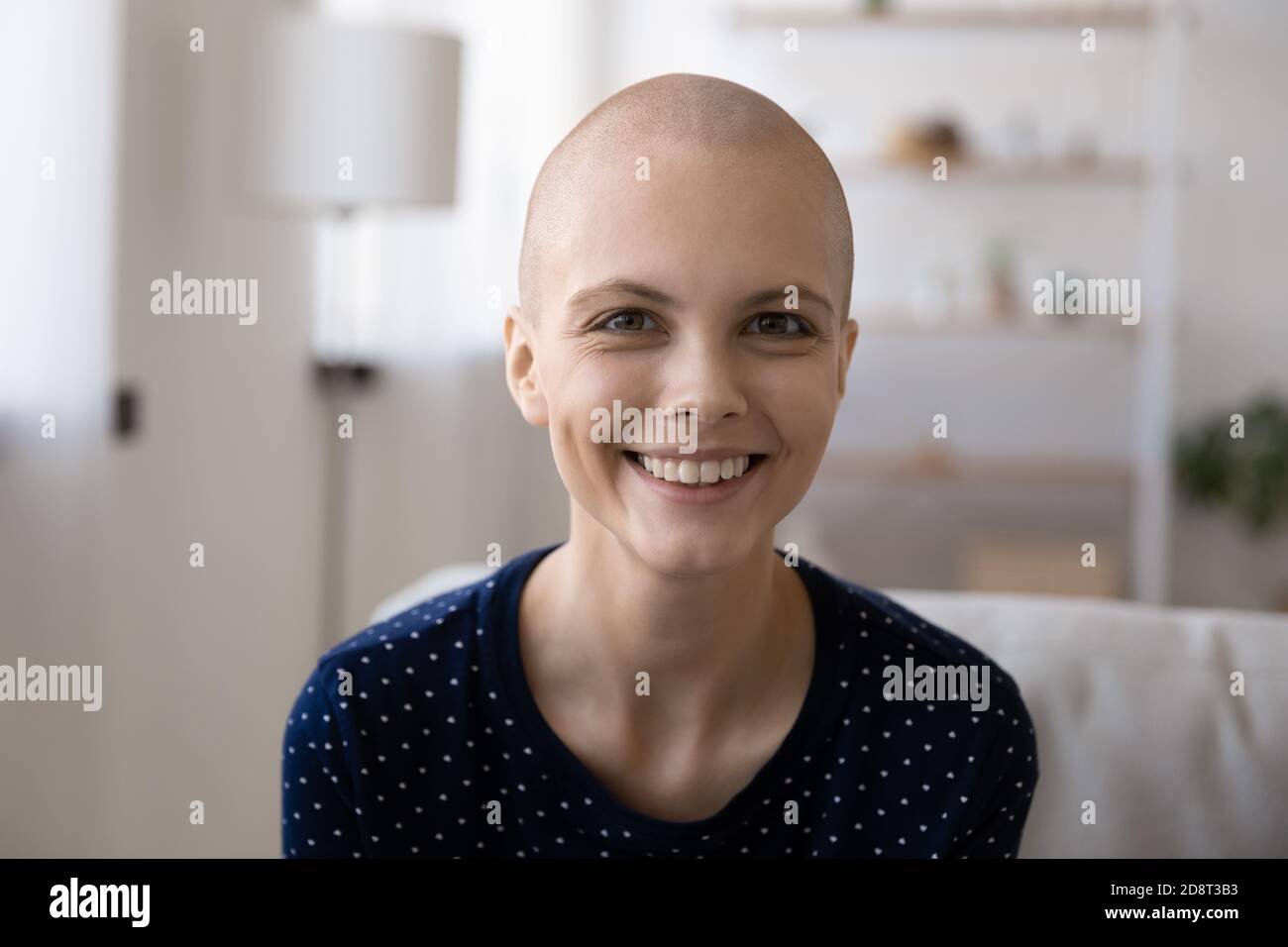 Kopf geschossen Porträt lächelnd haarlose Frau macht Videoanruf Stockfoto