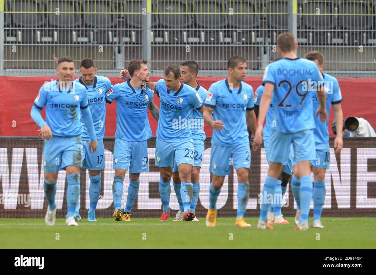 01. November 2020, Bayern, Würzburg: Fußball: 2. Bundesliga, FC Würzburger Kickers - VfL Bochum, 6. Spieltag, Flyeralarm-Arena Würzburg: Simon Zoller (3 V l) aus Bochum jubelt mit seinen Teamkollegen über sein 2:3-Tor. Foto: Timm Schamberger/dpa - WICHTIGER HINWEIS: Gemäß den Vorschriften der DFL Deutsche Fußball Liga und des DFB Deutscher Fußball-Bund ist es verboten, im Stadion und/oder aus dem Spiel fotografierte Aufnahmen in Form von Sequenzbildern und/oder videoähnlichen Fotoserien zu nutzen oder auszunutzen. Stockfoto