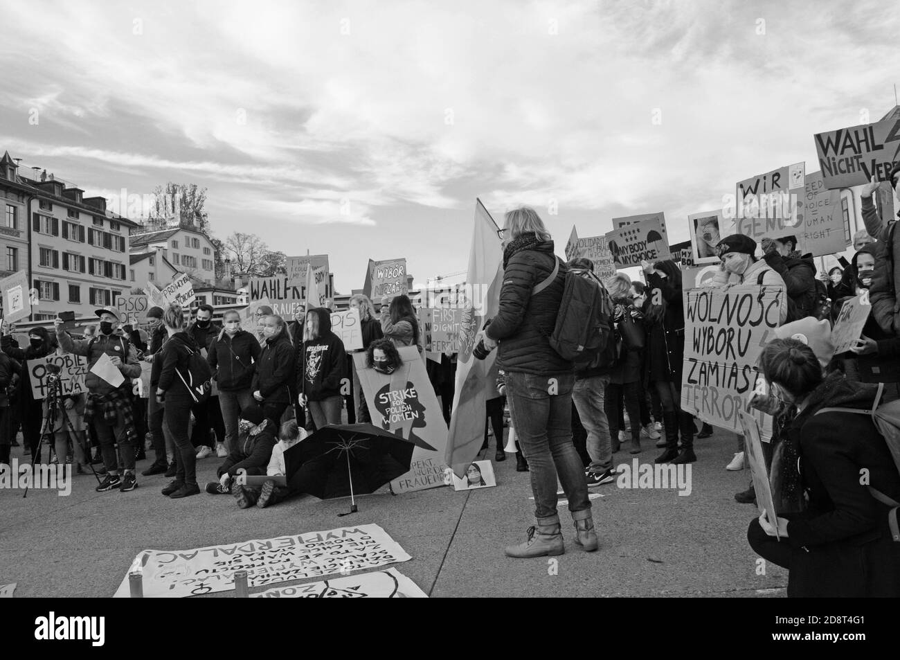 Zürich/Schweiz: Demonstration und Protest polnischer Frauen in Zürich und der ganzen Schweiz gegen das geplante Gesetz und neue konservative Restrikti Stockfoto