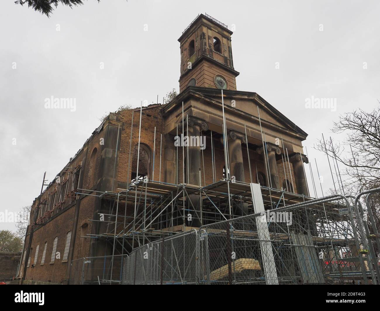 Sheerness, Kent, Großbritannien. November 2020. Die Arbeiten sollen diese Woche (2. Nov) an der Heritage Lottery & Historic England finanzierten Restaurierung der Sheerness Dockyard Church beginnen. Der Vorsitzende will Palin (Sohn von Michael Palin) von Sheerness Dockyard Trust hat für die Restaurierung der Kirche, die im September 2022 wiedereröffnet werden soll, 83 Wochen veranschlagt. Die Kirche ist eines der wichtigsten gefährdeten Gebäude im Südosten Englands. Kredit: James Bell/Alamy Live Nachrichten Stockfoto