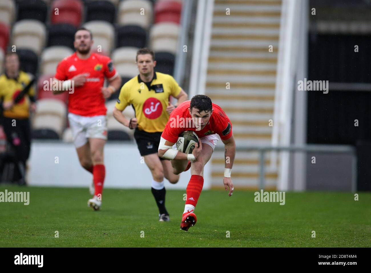 Newport, Großbritannien. November 2020. Calvin Nash von Münster erzielt seinen Teams 2. Versuch. Guinness Pro14 Rugby, Dragons V Munster Rugby bei Rodney Parade in Newport on Sunday 1st November 2020. PIC by Andrew Orchard/Andrew Orchard Sports Photography/Alamy Live News Credit: Andrew Orchard Sports Photography/Alamy Live News Stockfoto