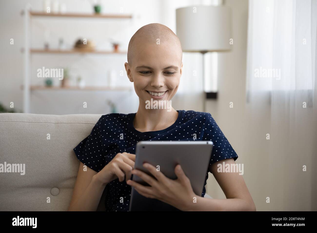 Nahaufnahme Kopfschuss lächelnde haarlose Frau mit Tablet Stockfoto