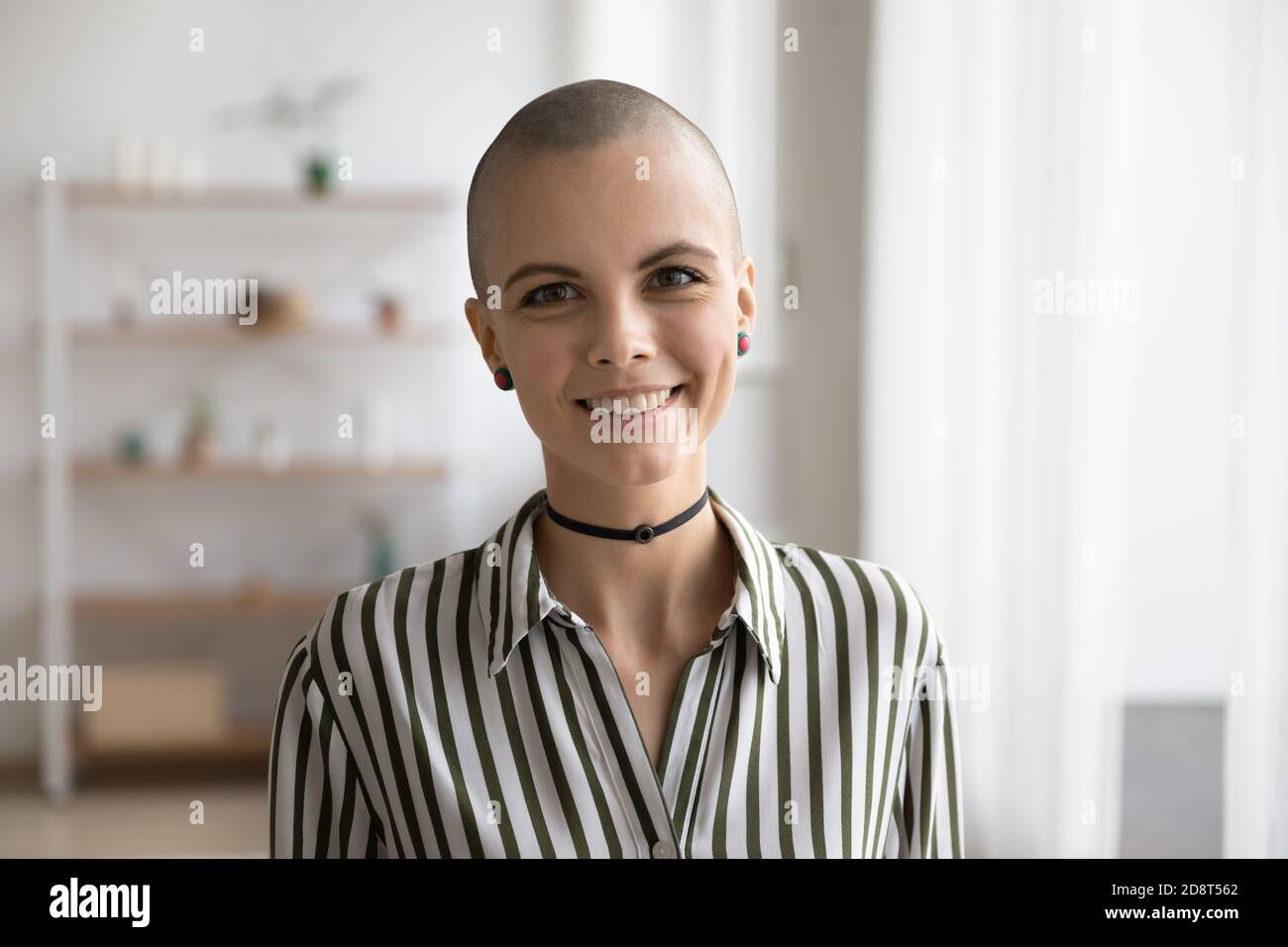 Kopf erschossen Porträt lächelnd haarlose Frau mit stilvollen Make-up Stockfoto