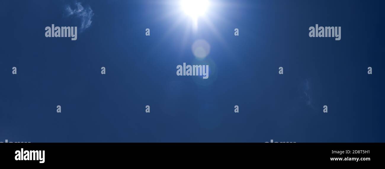 Breiter Sonnenstrahl blauer Himmel. Helle Mittagssonne Strahl beleuchtet den Raum für Overlay Natur Hintergrund Stockfoto