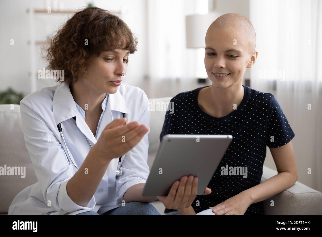 Close up Arzt Beratung haarlose Frau über medizinische Untersuchung Ergebnis Stockfoto