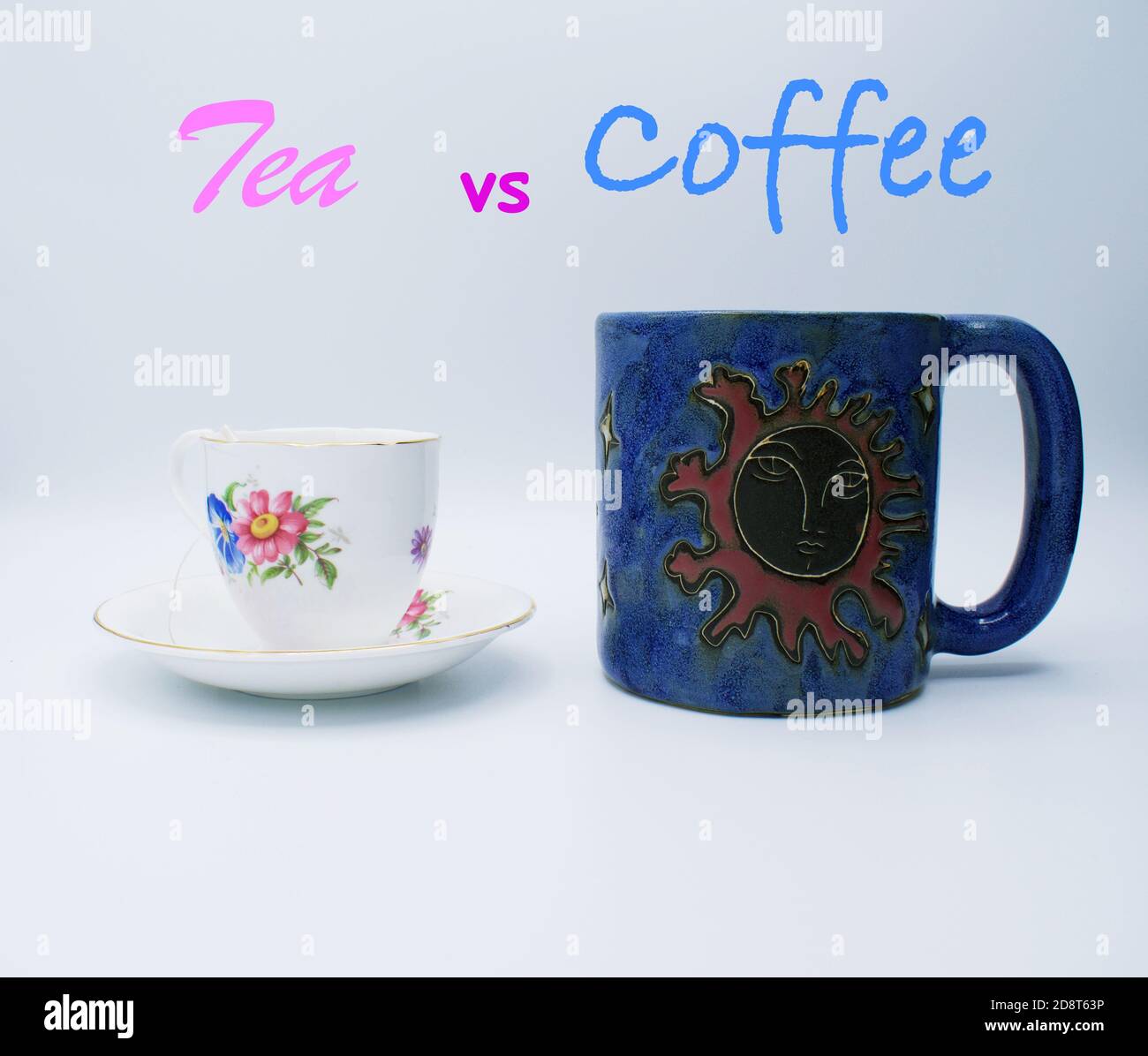 Tee vs. Kaffee mit Teetasse und großer Kaffeetasse Stockfoto