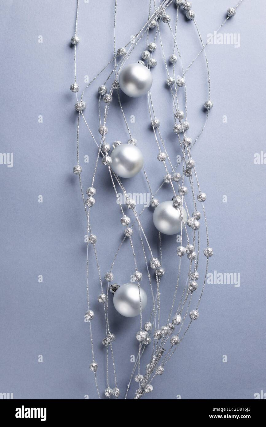 Weihnachtskomposition mit silbernen Verzierungen auf blauem Hintergrund. Stockfoto