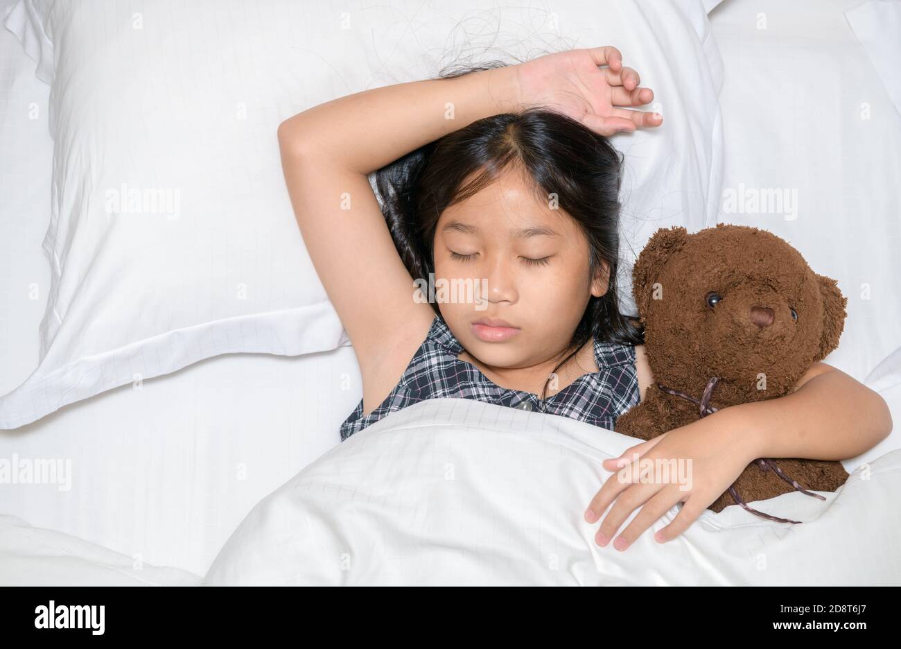 Nettes kleines Mädchen umarmt Teddybär schlafen lag im Bett, glücklich  kleines Kind umarmen Spielzeug schlafen auf weichen Kissen weißen Laken mit  Decke bedeckt Stockfotografie - Alamy