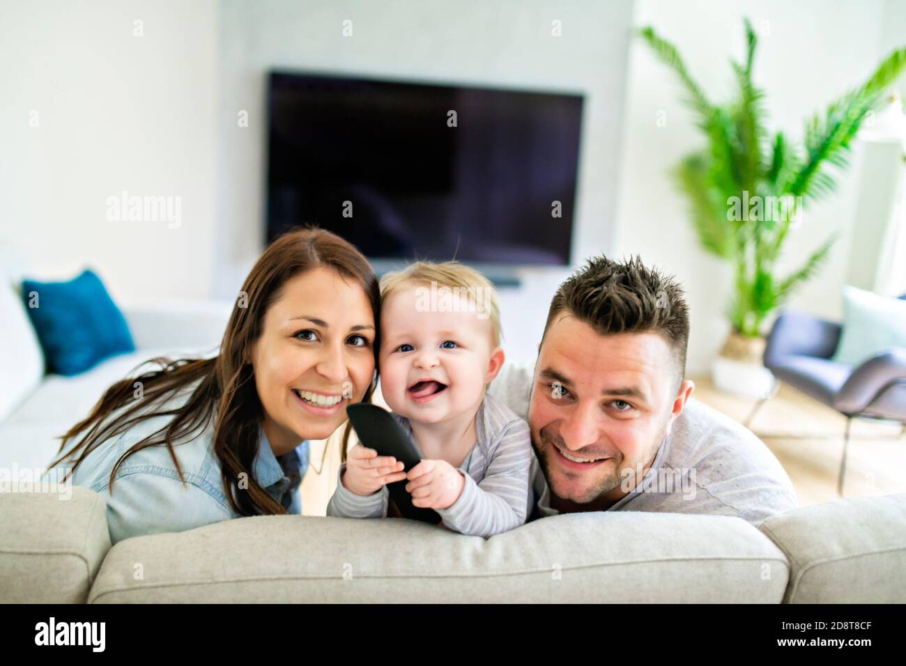 Familie, die zu Hause auf dem Sofa Fernsehen Stockfoto