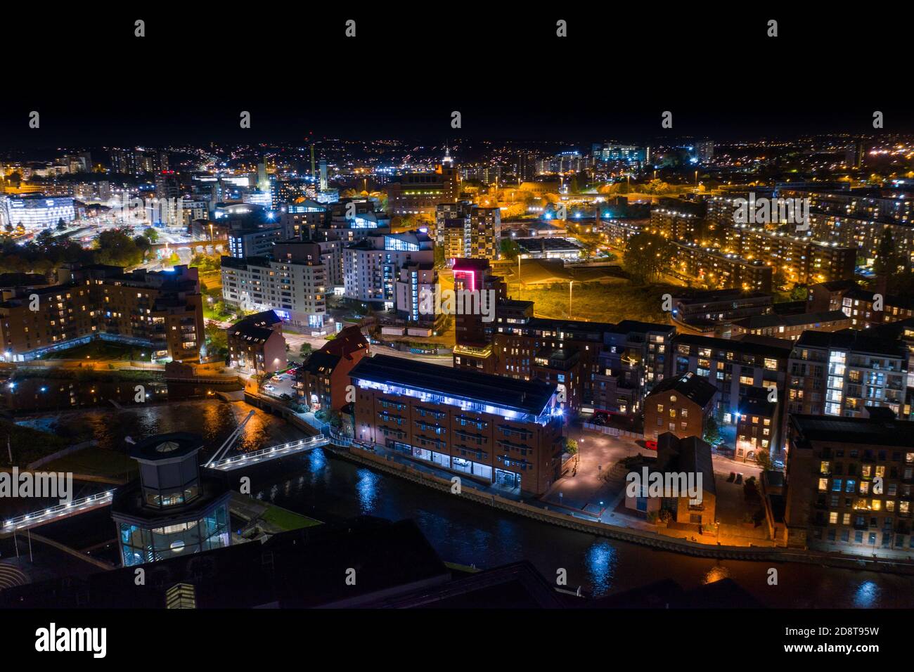 Nachtaufnahme des Stadtzentrums von Leeds in Großbritannien, zeigt die West Yorkshire britische Stadt von oben in der Abendzeit Stockfoto