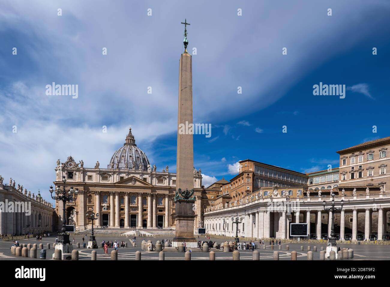 Heilige Stadt des Vatikans, Petersdom auf dem Petersplatz mit dem altägyptischen Obelisken, Rom, Italien Stockfoto