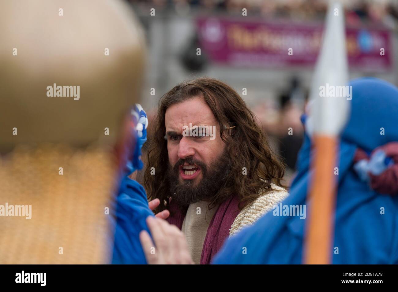 Die jährliche Aufführung der Passion Jesu am Karfreitag auf dem Trafalgar Square in London wird von den Wintershall Players vorgetragen. Das Stück zum Gedenken an den Tag, an dem Jesus von den Römern verhaftet, versucht und gekreuzigt wurde, zwei Tage vor der wunderbarerweise Auferstandung von den Toten am Ostersonntag. Trafalgar Square, Westminster, London, Großbritannien. April 2015 Stockfoto