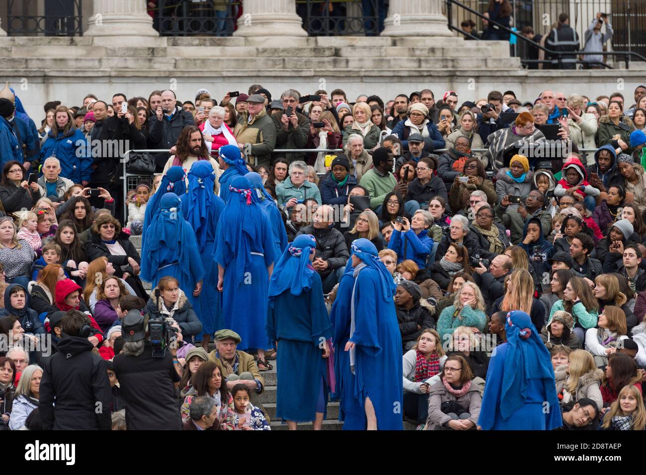 Die jährliche Aufführung der Passion Jesu am Karfreitag auf dem Trafalgar Square in London wird von den Wintershall Players vorgetragen. Das Stück zum Gedenken an den Tag, an dem Jesus von den Römern verhaftet, versucht und gekreuzigt wurde, zwei Tage vor der wunderbarerweise Auferstandung von den Toten am Ostersonntag. Trafalgar Square, Westminster, London, Großbritannien. April 2015 Stockfoto