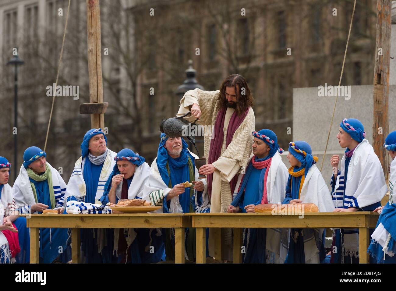 Die jährliche Aufführung der Passion Jesu am Karfreitag auf dem Trafalgar Square in London wird von den Wintershall Players vorgetragen. Das Stück zum Gedenken an den Tag, an dem Jesus von den Römern verhaftet, versucht und gekreuzigt wurde, zwei Tage vor der wunderbarerweise Auferstandung von den Toten am Ostersonntag. Trafalgar Square, Westminster, London, Großbritannien. April 2015 Stockfoto